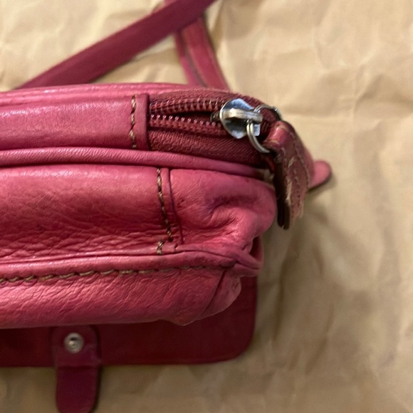 Fossil Pink Leather Crossbody Bag with Adjustable Strap and Flap Closure - Picture 4 of 9